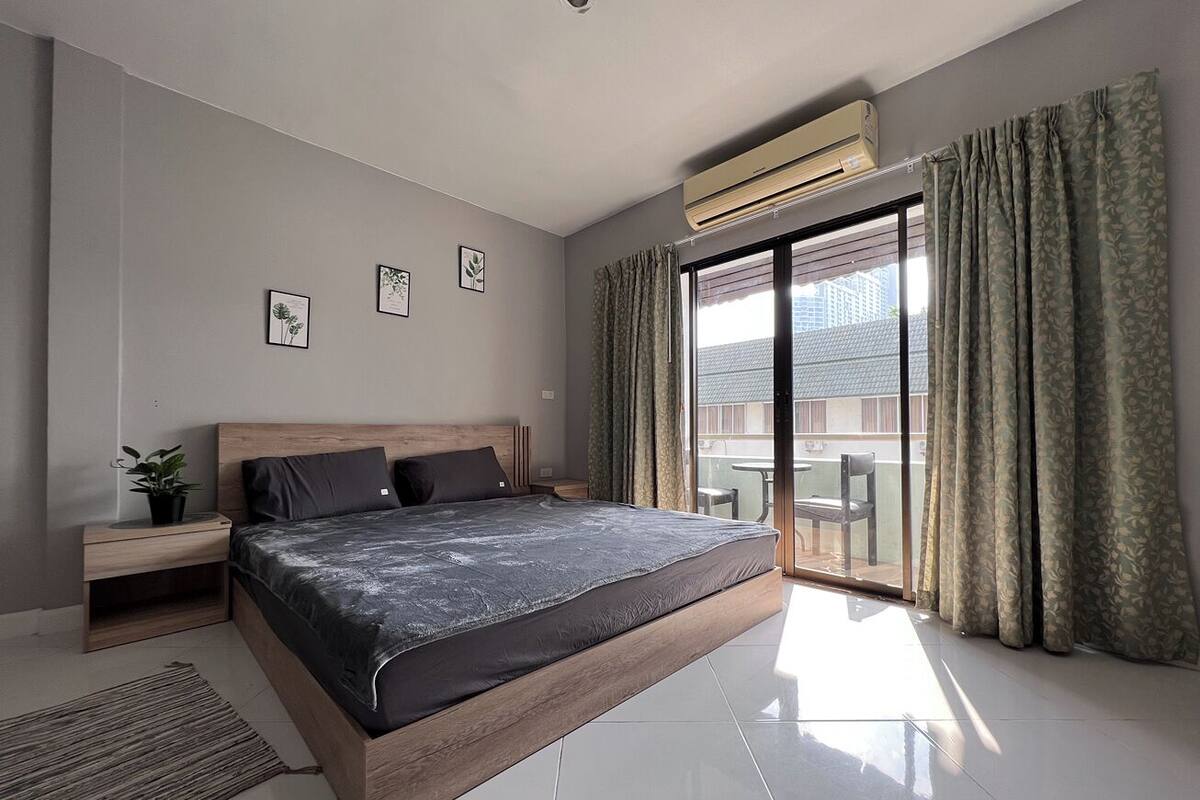 Deluxe Room, Balcony, City View | 1 bilik tidur, kalis bunyi, Wi-fi percuma