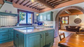 Frigorifero, microonde, forno, lavastoviglie