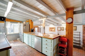 Réfrigérateur, micro-ondes, plaque de cuisson, lave-vaisselle