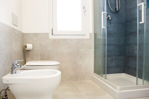 Dusche, Haartrockner, Bidet, Handtücher