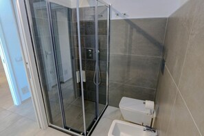 Dusche, Haartrockner, Bidet, Handtücher