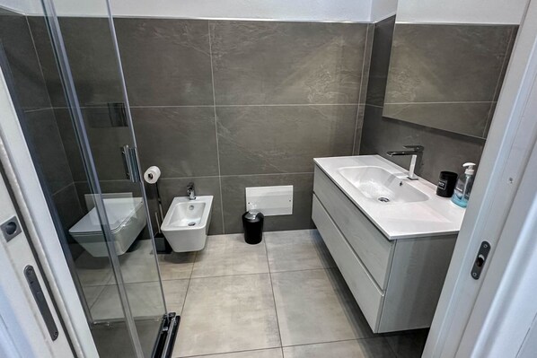 Dusche, Haartrockner, Bidet, Handtücher