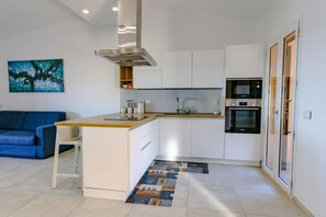 Kühlschrank, Mikrowelle, Ofen, Herdplatte