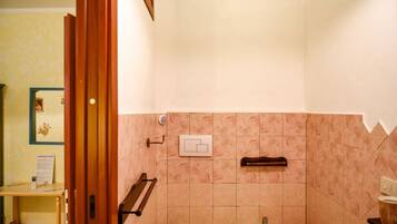 Bruser, hårtørrer, bidet, håndklæder