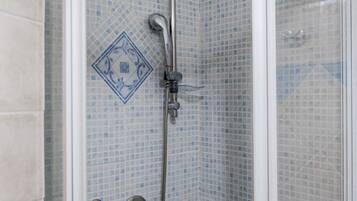 Dusche, Haartrockner, Bidet, Handtücher