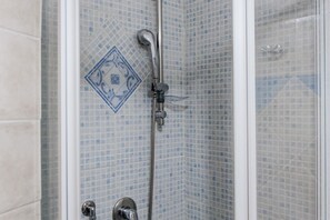 Shower, hair dryer, bidet, towels - Giardino dei Limoni Rooms 2 (Oliena)