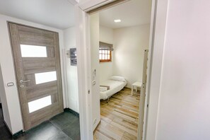 3 makuuhuonetta, vauvan matkasänky, vuodevaatteet