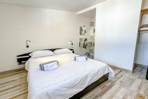 3 makuuhuonetta, vauvan matkasänky, vuodevaatteet