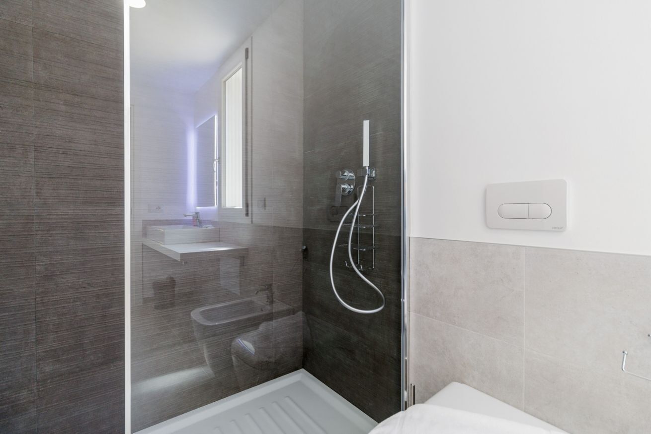 Doccia, asciugacapelli, bidet, asciugamani