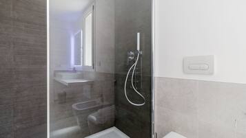 Doccia, asciugacapelli, bidet, asciugamani