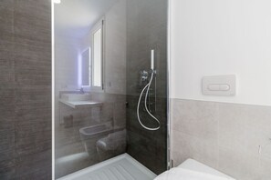 Shower, hair dryer, bidet, towels
