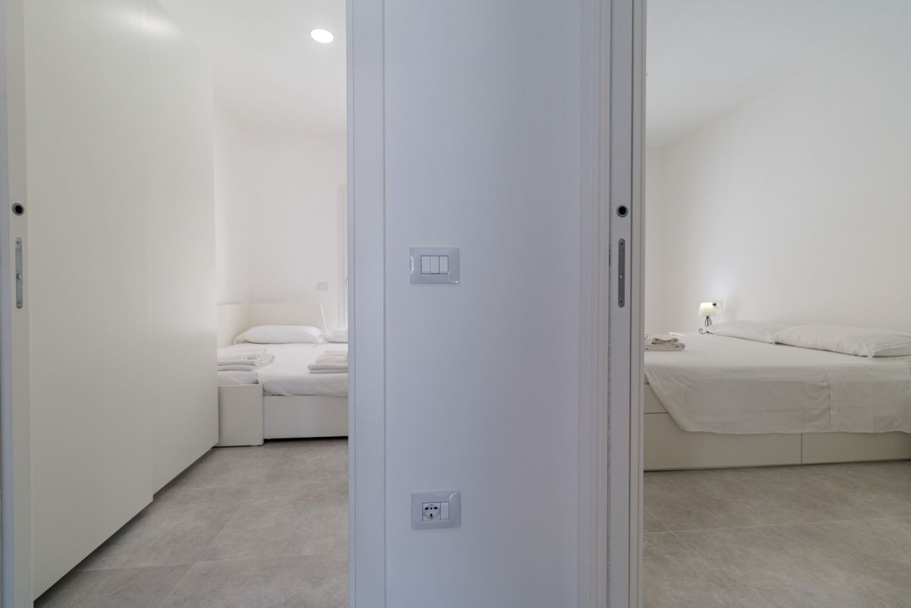 2 bedrooms, travel cot, free WiFi, bed sheets