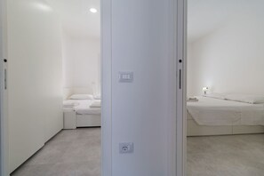 2 bedrooms, travel cot, free WiFi, bed sheets