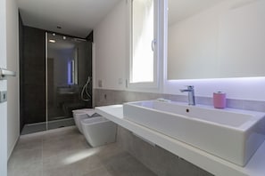 Dusche, Haartrockner, Bidet, Handtücher