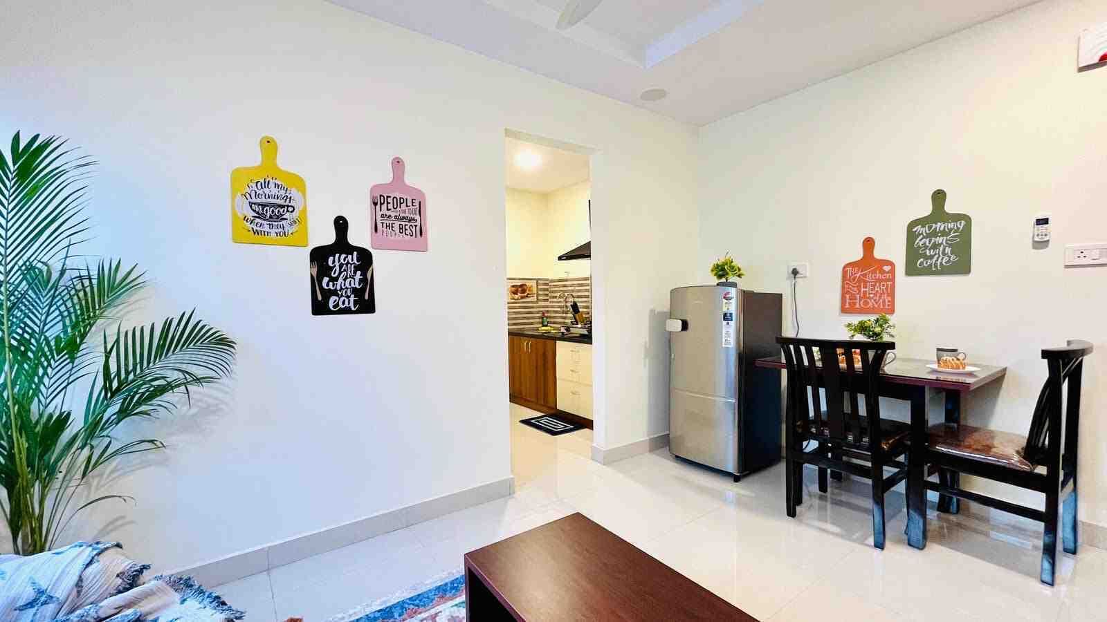 Geladeira, talheres/pratos/utensílios de cozinha