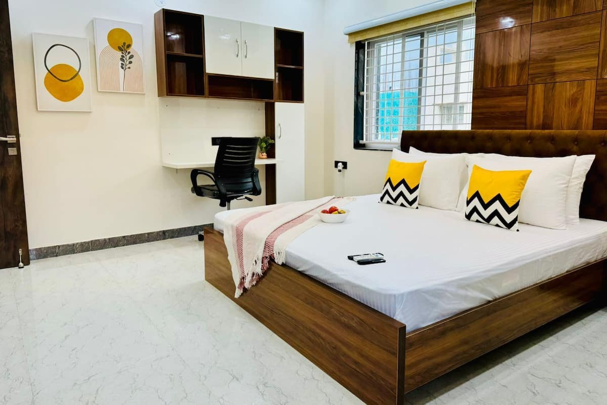 1 habitación, cortinas blackout y tabla de planchar con plancha