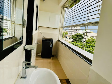 ๊ฐ์ค ๋ด ํธ์ ์์ค/์๋น์ค