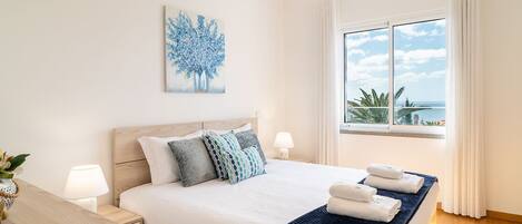 3 bedrooms, iron/ironing board, internet, bed sheets