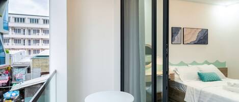 Eenvoudige studio, 1 queensize bed, balkon, langs het strand | Terras