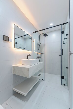 Quarto duplo, 1 cama Queen, cozinha, ao lado da praia | Banheiro | Chuveiro, secador de cabelo, chinelos, toalhas de banho