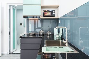 Frigobar, microondas, placa de cocina, utensilios de cocina