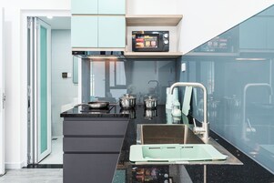 双床房, 1 张大床, 厨房, 海滨 | 私人厨房 | 迷你冰箱、微波炉、炉灶、厨具/餐具