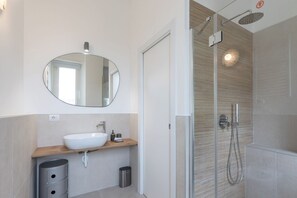 Shower, hair dryer, bidet, towels