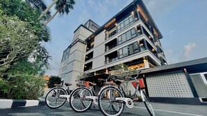 A multi-story building with balconies and large windows. - Sareeviengping Hotel Chiangmai  (Mae Rim)