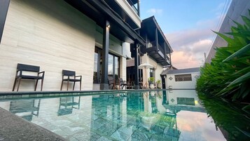 Una piscina al aire libre