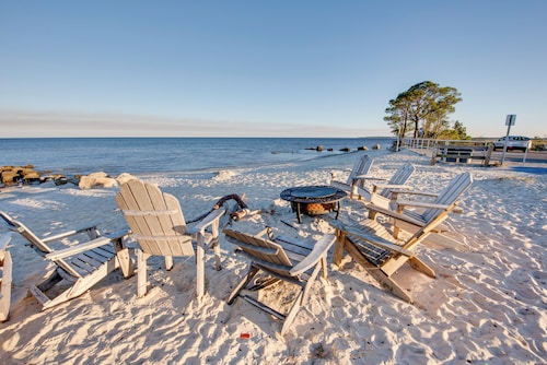 Relax & Refresh: Waterfront Cottage in Panacea
