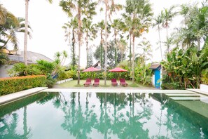 Utomhuspool och solstolar