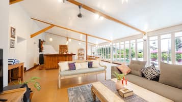 Villa, 4 habitaciones, patio | Área de sala de estar