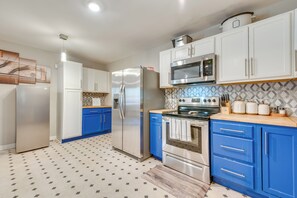 Réfrigérateur, micro-ondes, plaque de cuisson, lave-vaisselle