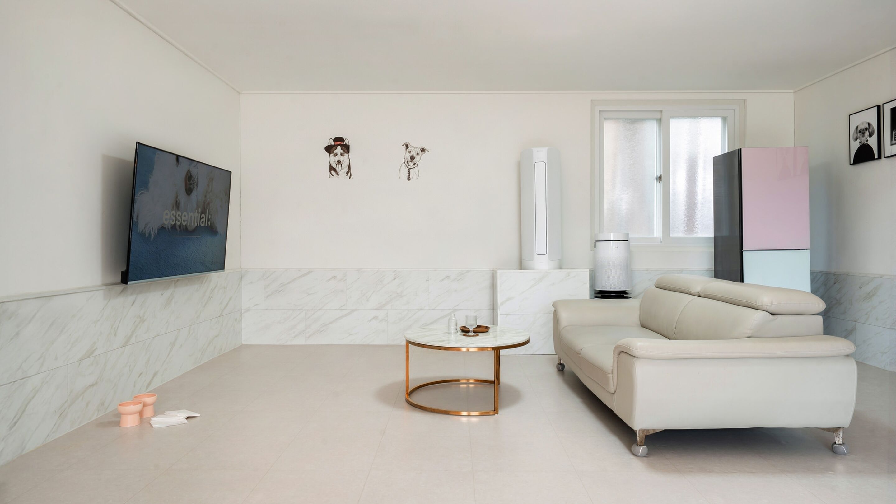 Una sala de estar moderna con un sofá blanco, una mesa redonda y un cuadro en la pared.