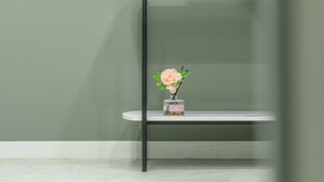 A shelf with a vase of flowers and a perfume bottle. - Hongcheon White Hill Pension (Hongcheon)