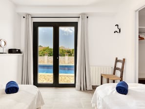 4 bedrooms, desk, iron/ironing board, WiFi