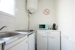 Fridge, microwave, stovetop, coffee/tea maker