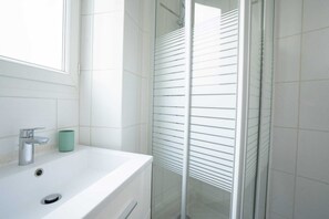 Shower, hair dryer, towels, shampoo
