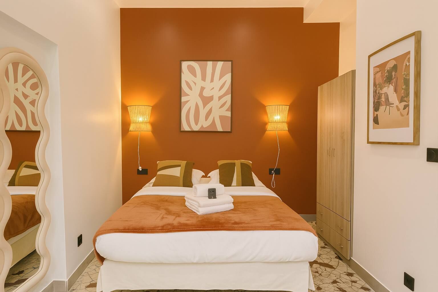 2 soverom, strykejern/-brett og sengetøy