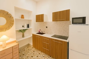 Fridge, microwave, stovetop, coffee/tea maker