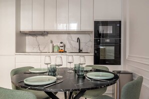 Coffee/tea maker, fridge, microwave, oven - Appartement cosy muette trocadero - Paris 16 - 4P (Paris)