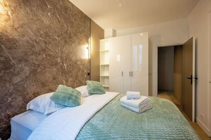 1 dormitorio, tabla de planchar con plancha, wifi y ropa de cama