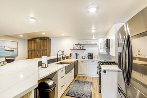 Fridge, microwave, stovetop, dishwasher