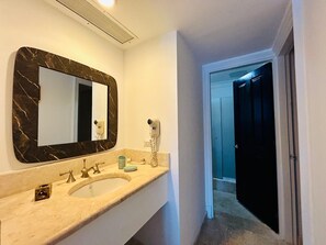 Haartrockner, Handtücher, Seife, Toilettenpapier