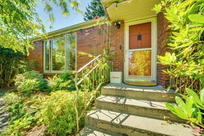 Exterior detail - 6 Mi to Dtwn Seattle: Walkable Home w/ Hot Tub (Seattle)