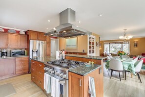 Fridge, microwave, stovetop, dishwasher - 6 Mi to Dtwn Seattle: Walkable Home w/ Hot Tub (Seattle)
