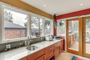 Interior - 6 Mi to Dtwn Seattle: Walkable Home w/ Hot Tub (Seattle)