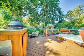Terrace/patio - 6 Mi to Dtwn Seattle: Walkable Home w/ Hot Tub (Seattle)