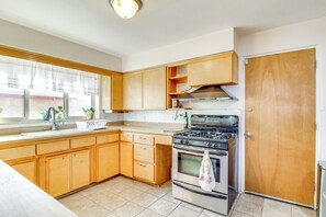 Fridge, microwave, stovetop, dishwasher