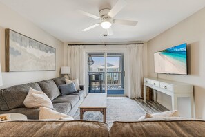 TV connectée, livres, chaîne hi-fi